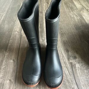 Rubber outdoor boots. Youth size 5.